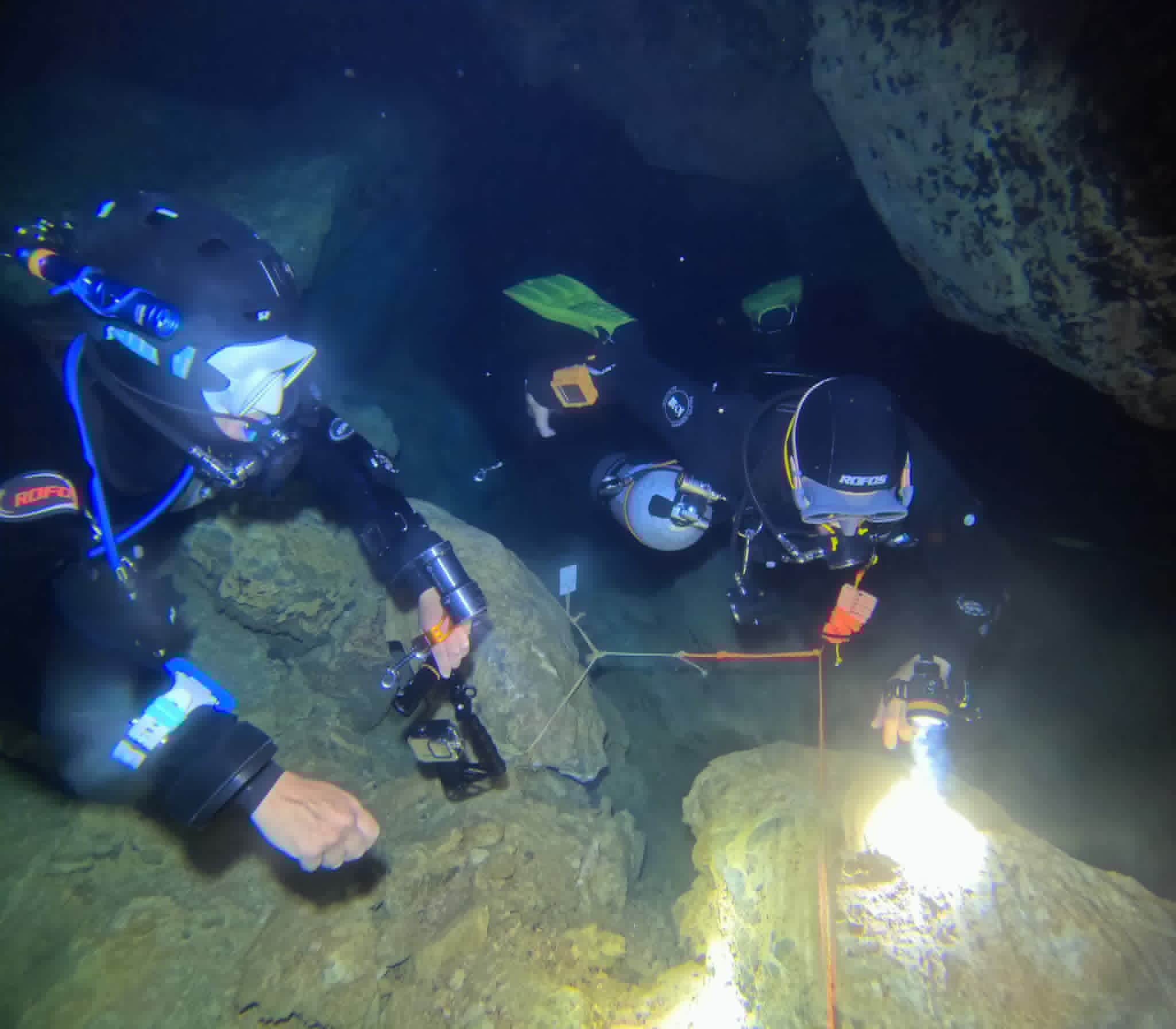 Technical divers running line in an overhead environment
